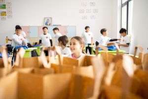 Sute de copii, sprijiniţi prin campania Fundaţiei Carmistin, Ziua Meselor Şcolare